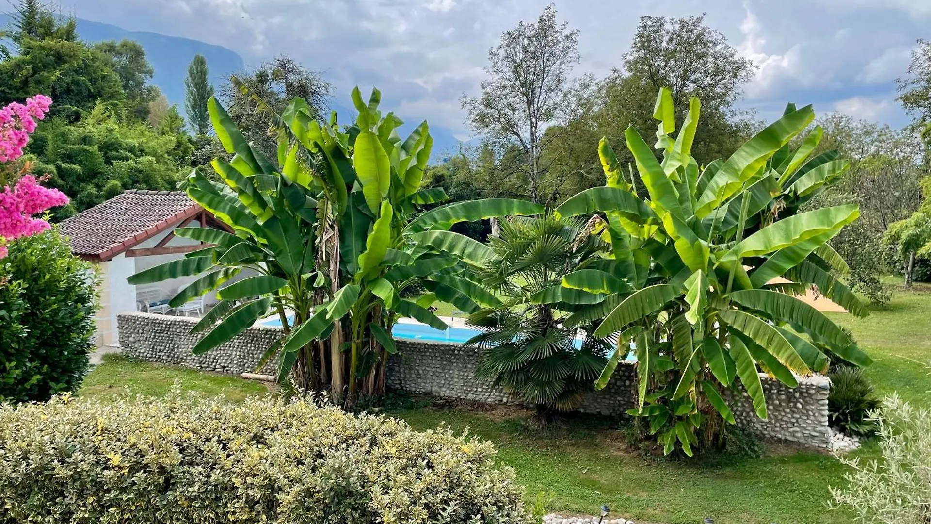 Appartement Le Domaine Loft - Piscine - Jacuzzi - Parc à Tullins 0*,  France